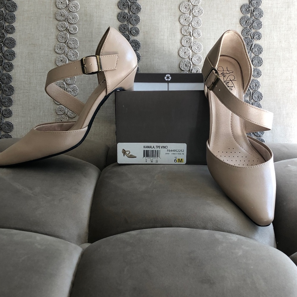 LIFE STRIDE Size 6M Cream color new